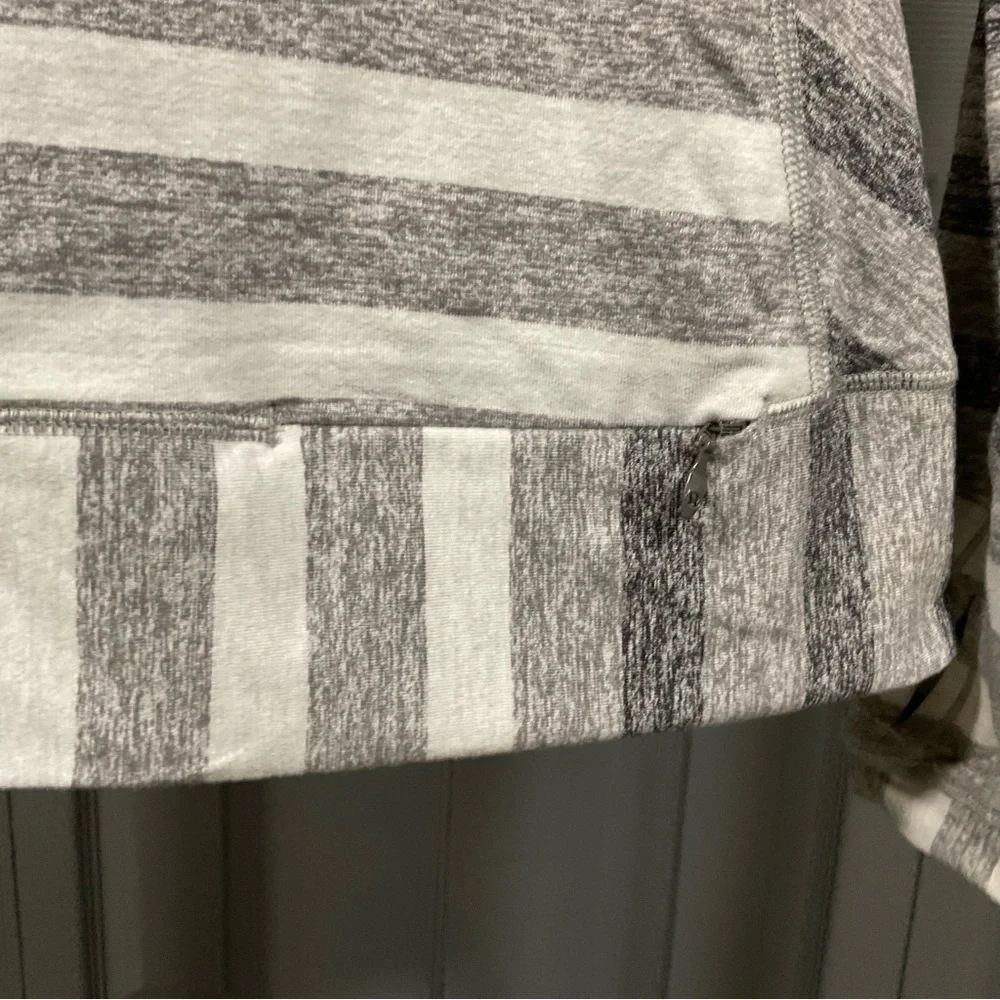 LULULEMON RACE YOUR PACE LONG SLEEVE MARSHMALLOW STRIPE SLATE YOGA DANCE EUC 6 - Picture 6 of 11